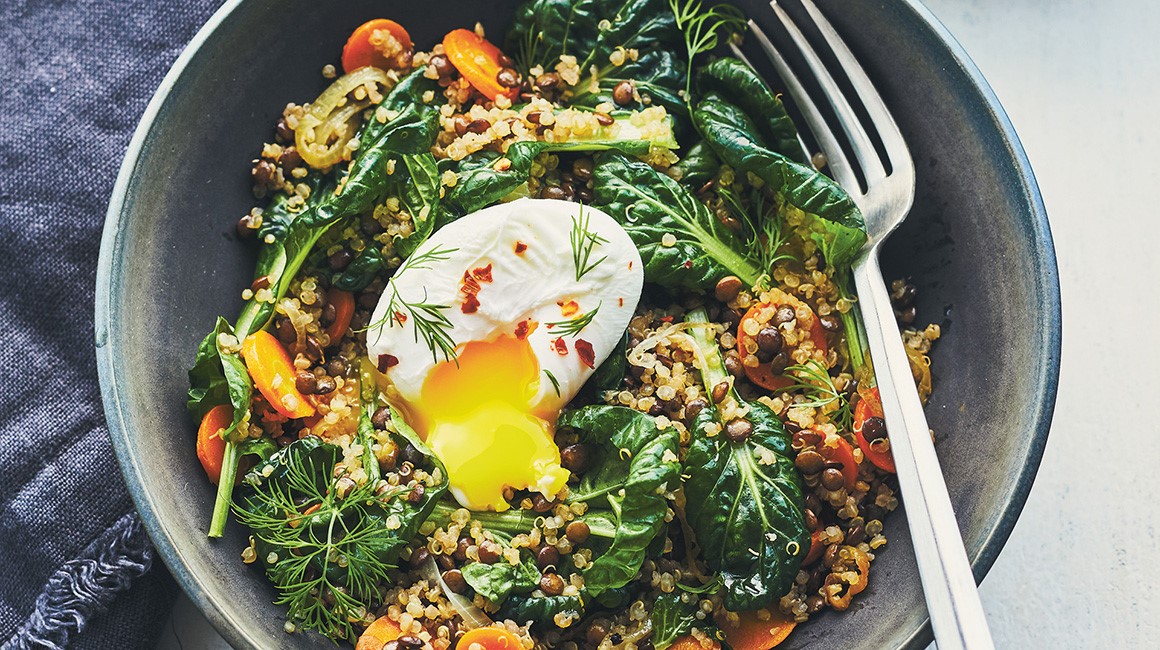 Bols de lentilles, quinoa, tatsoï et œuf poché