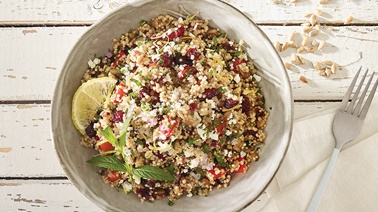 Salade tiède de quinoa, légumes, feta et fines herbes