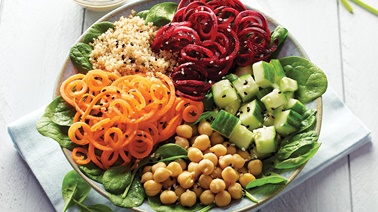 Salade-repas colorée et vinaigrette crémeuse au sésame 