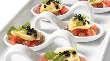 Bouchées de tortellinis, salsa de tomates et perles de vinaigre balsamique