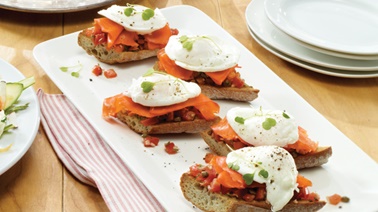 Croûtons avec concassé de tomates, saumon fumé et œuf