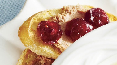 Croûtons garnis de pâté et de glace aux canneberges