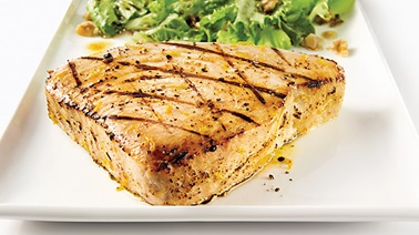 Tuna steak and leaf lettuce with maple vinagrette