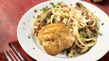 Hauts de cuisse de poulet farcis sur linguines sauce à la crème et aux champignons