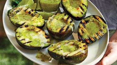 Avocats grillés, vinaigrette à la coriandre et au jalapeno