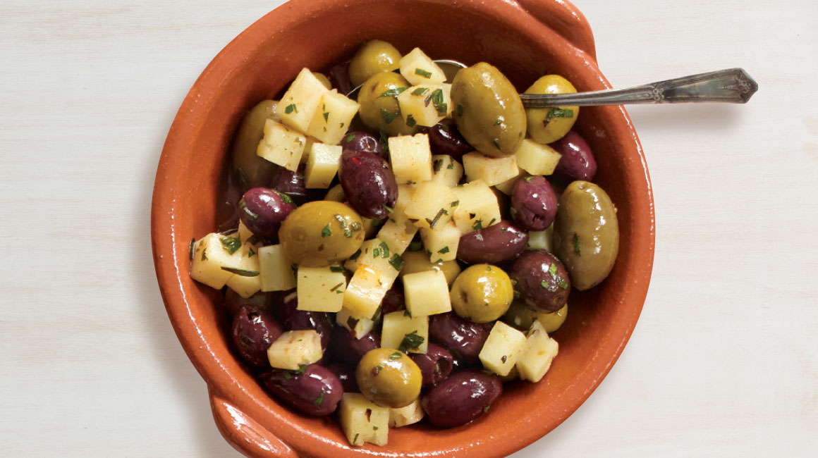 Apéro d’olives et de fromage manchego