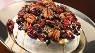 Brie fondant aux pacanes, aux canneberges et au chocolat noir