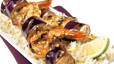 Brochettes d’aubergine et de crevettes laquées