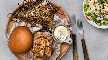 Burger de viande à fondue, mayo au parmesan et chou aux pommes