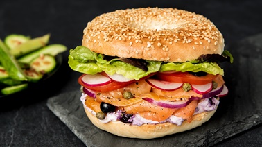 Bagel saumon fumé, fromage aux bleuets et légumes de saison