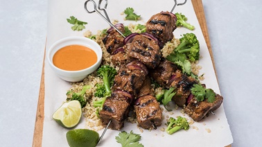 Brochette de bœuf ail-chili, quinoa au gingembre