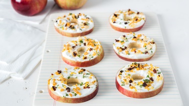 Beignes de pomme fraîche au yogourt et aux fruits séchés