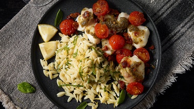 Bajoue de morue aux tomates confites et à l’huile de pesto servie sur orzo citronné