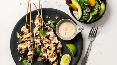 Brochettes de porc satay au miel et tahini et salade d’avocat avec vinaigrette à la clémentine