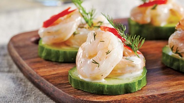 Canapés de concombre aux crevettes