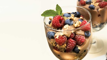 Crunchy chocolate-fieldberry yogurt cup