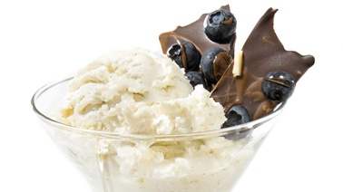 Ice cream with blueberry-chocolate shards 