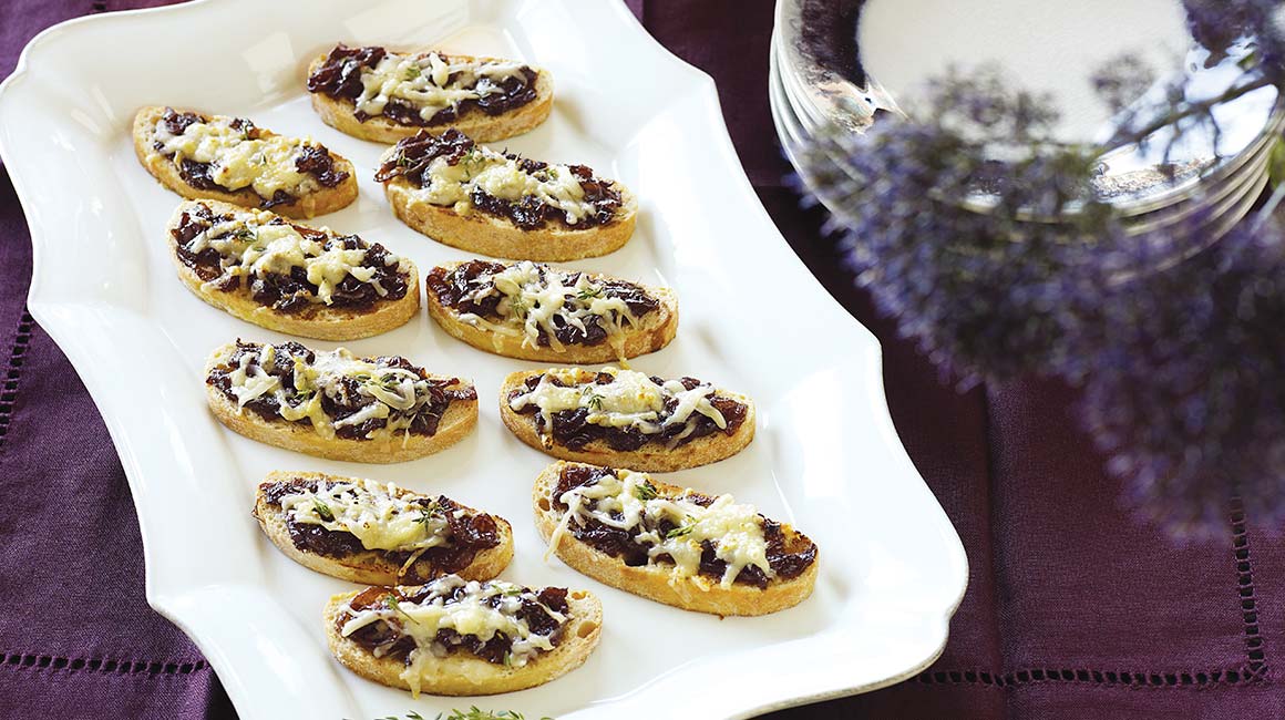 Crostinis à l'oignon caramélisé