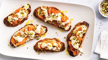 Crostinis au fromage et au saumon fumé