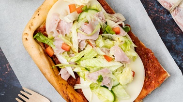 Carré de pizza froide provolone et salade de jambon