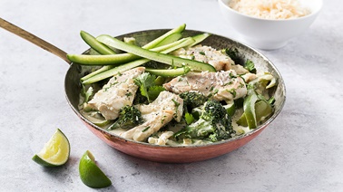 Curry vert au poisson avec brocoli, poivron et concombre