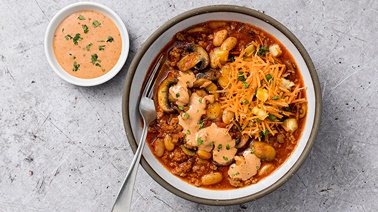 Chili rapide veau, chipotle et champignons avec salade de carottes et cheddar