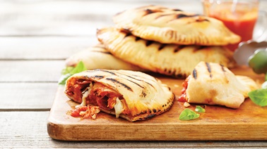 Calzones au poulet et au pepperoni, cuits sur le bbq de Stefano Faita