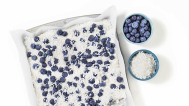 Frozen yogurt and blueberry bark