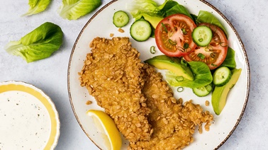 Escalopes milanaises aux Rice Krispies, salade tomate-avocat au babeurre