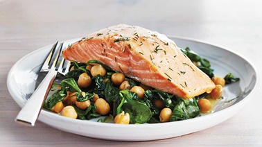 Filets de saumon à l’aneth et sauté de pois chiches et d’épinards