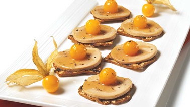 Foie gras craquant au porto et à l'armagnac, cerises de terre glacées au miel