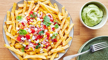 Frites garnies au maïs et à l’avocat