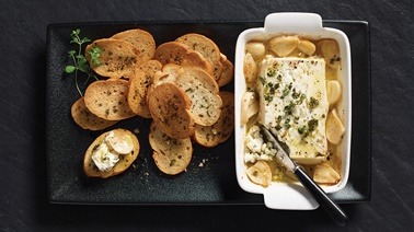 Feta grillée au four à l’ail et à l’origan accompagnée  de crostinis maison