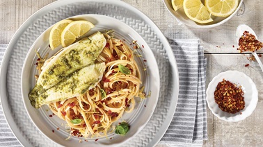 Filets de sole au pesto avec linguine de tomates séchées