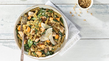 Fusillis à la courge rôtie, au poulet, aux graines de tournesol et aux champignons