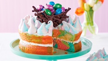Gâteau printanier multicolore avec nid de bretzels au chocolat