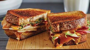 Grilled-cheese aux pommes et au bacon