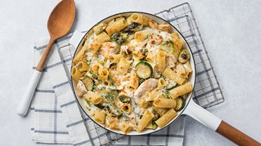 Gratin de rigatonis Alfredo au poulet et aux courgettes