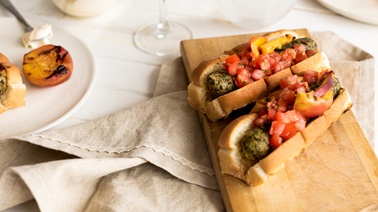 Hot-dogs végétaliens à la salsa de tomates & pêches grillées de Trois fois par jour 