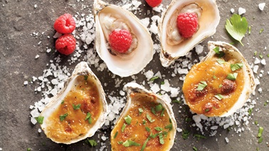 Oysters & mignonette sauce duo