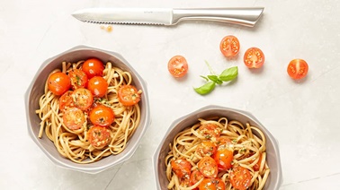 Linguine with fresh tomato sauce