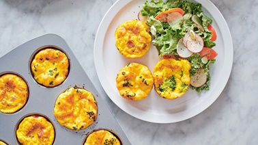 Mini-omelettes au fromage et salade crémeuse par Ricardo