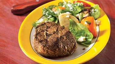 Médaillons de cerf au pesto et à la fleur d’ail et sa salade aux légumes grillés et au féta