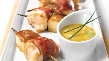 Mini chicken, prosciutto and pear brochettes