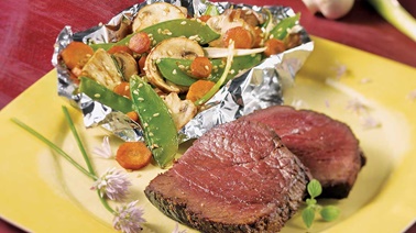 Barbecued mini-roast and vegetables en papillote