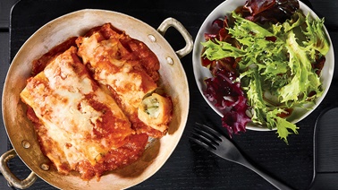 Baked spinach and cheese manicotti with rose sauce