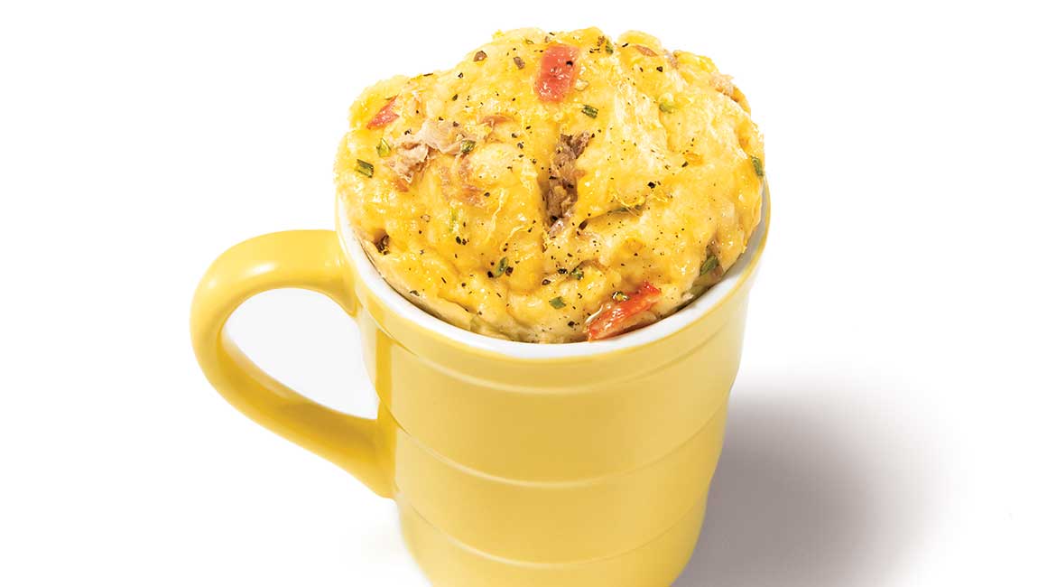 Tuna and tomato lunch omelette in a mug