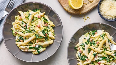 Pennes aux courgettes et aux épinards, sauce crémeuse au citron