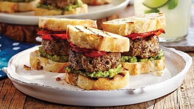 Petits sandwichs de bœuf au pesto et guacamole aux herbes