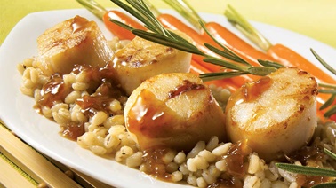Sautéed scallops with maple sauce and barley pilaf